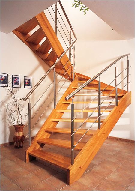Маршевая деревянная лестница на тетивах с поворотом на 180