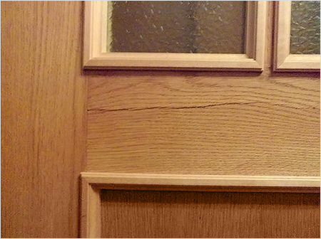 ¬икористанн¤ клейового складу дл¤ ремонту тр≥щин дверного полотна