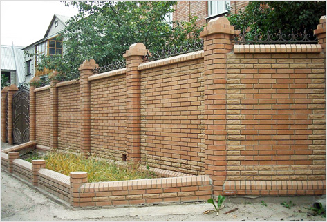 Кирпичный забор для загородного дома