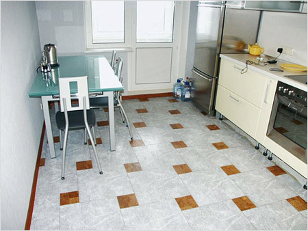 Кухня з білим корковим покриттям