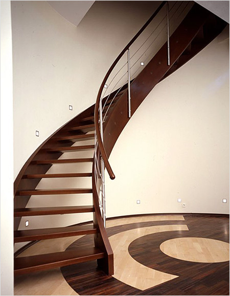Оригинальная лестница на тетивах из дерева
