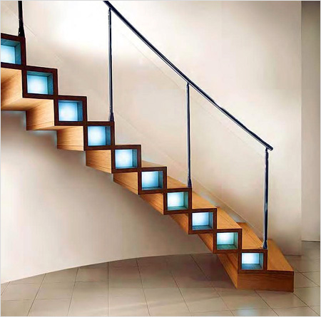 Оригинальная лестница с боковой подсветкой