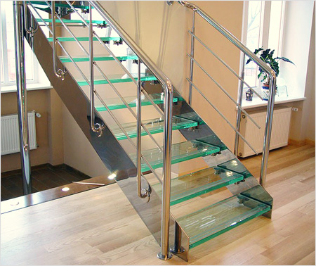 Стеклянно-металлическая лестница на тетивах
