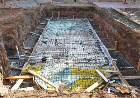 Будівництво підлоги басейну - армуюча сітка на шарі каміння