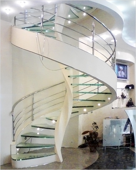 Винтовая белая лестница со стеклянными ступенями